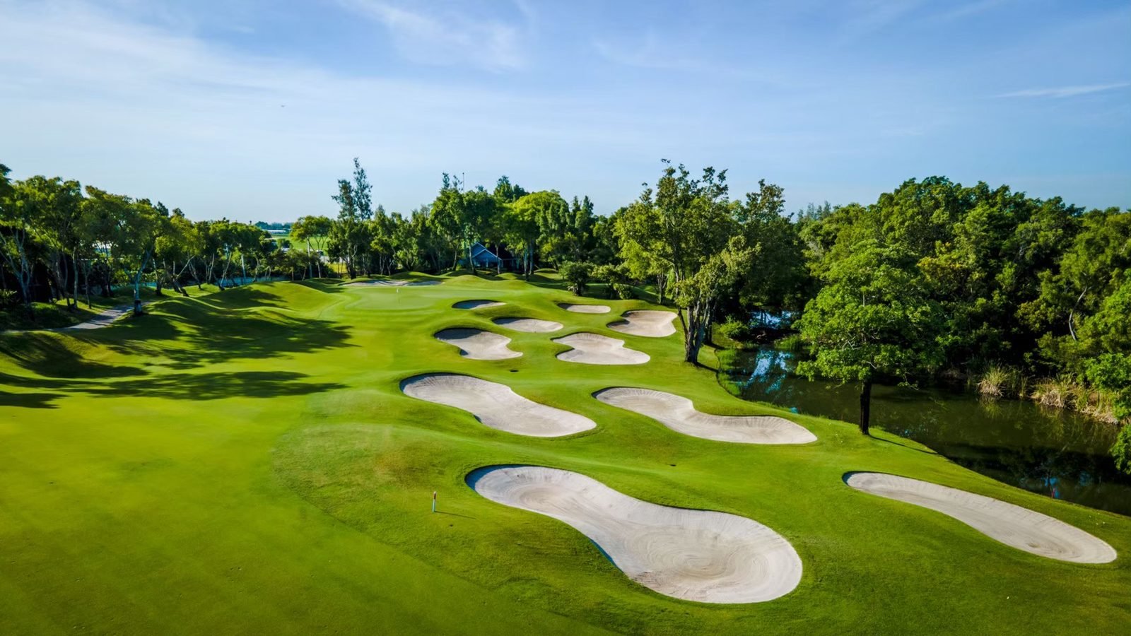 Fairway bunkering at Alpine Golf Club