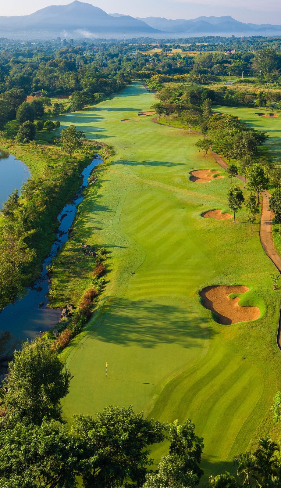 The 6th at Chiangmai Highlands, water running the length of the hole