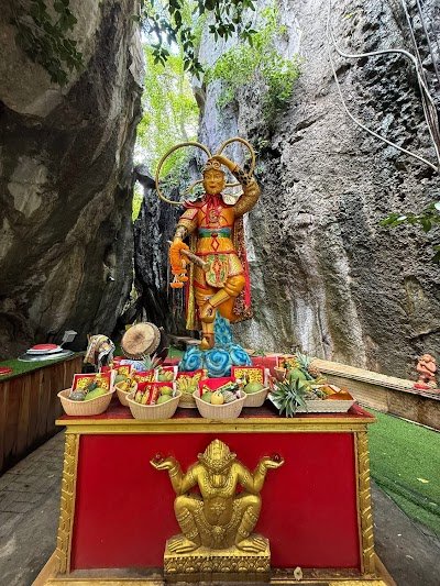 Wat Tham Khao Cha Ang